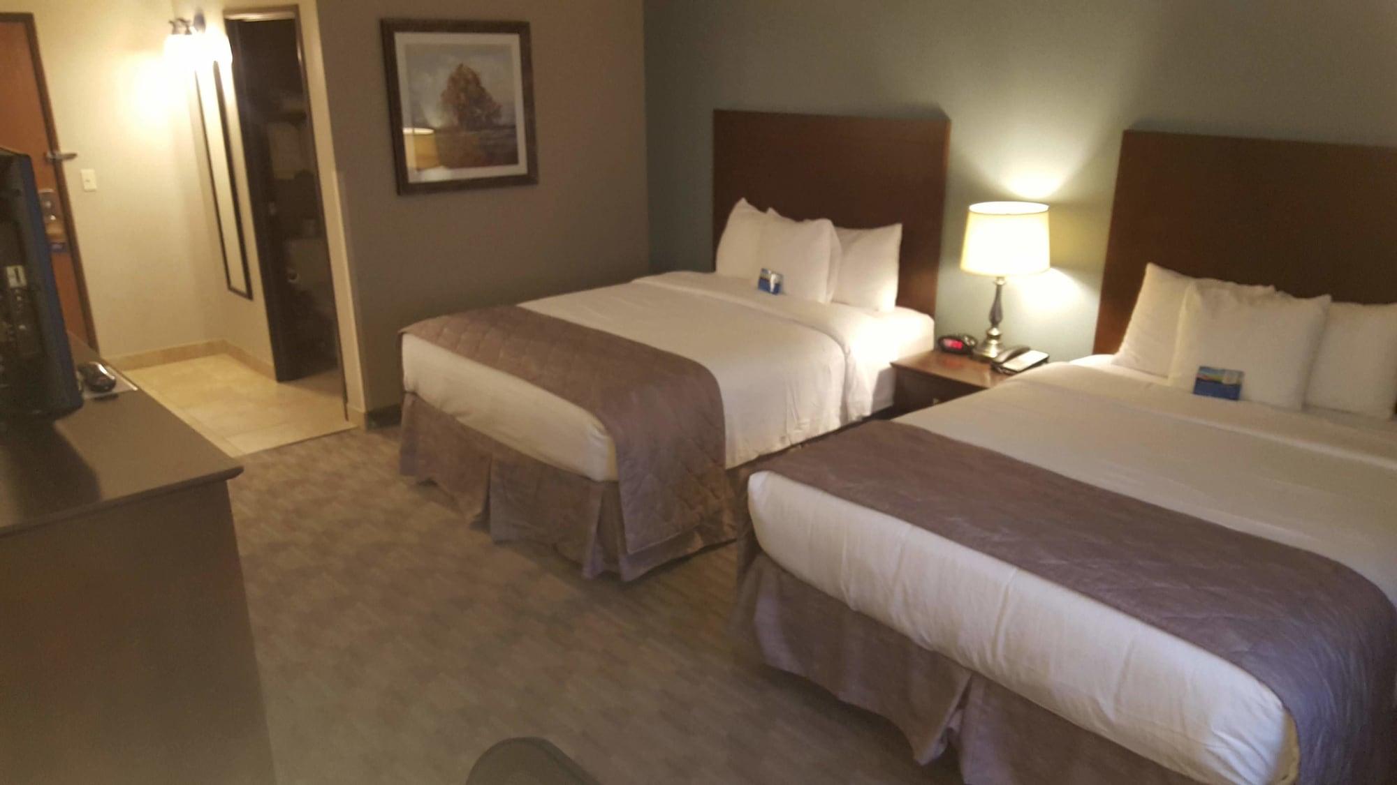 Baymont By Wyndham Minot Hotel Екстериор снимка