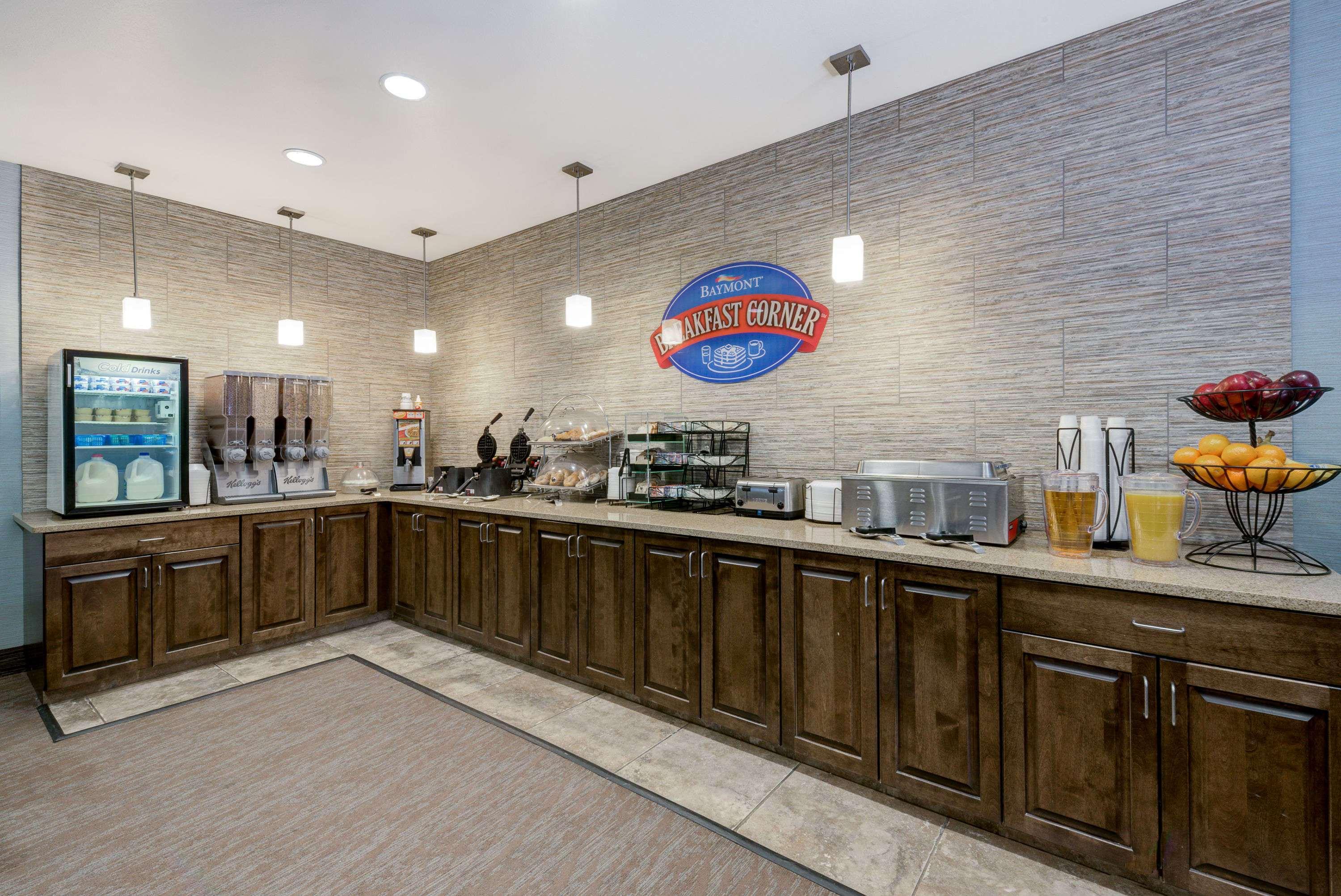 Baymont By Wyndham Minot Hotel Екстериор снимка