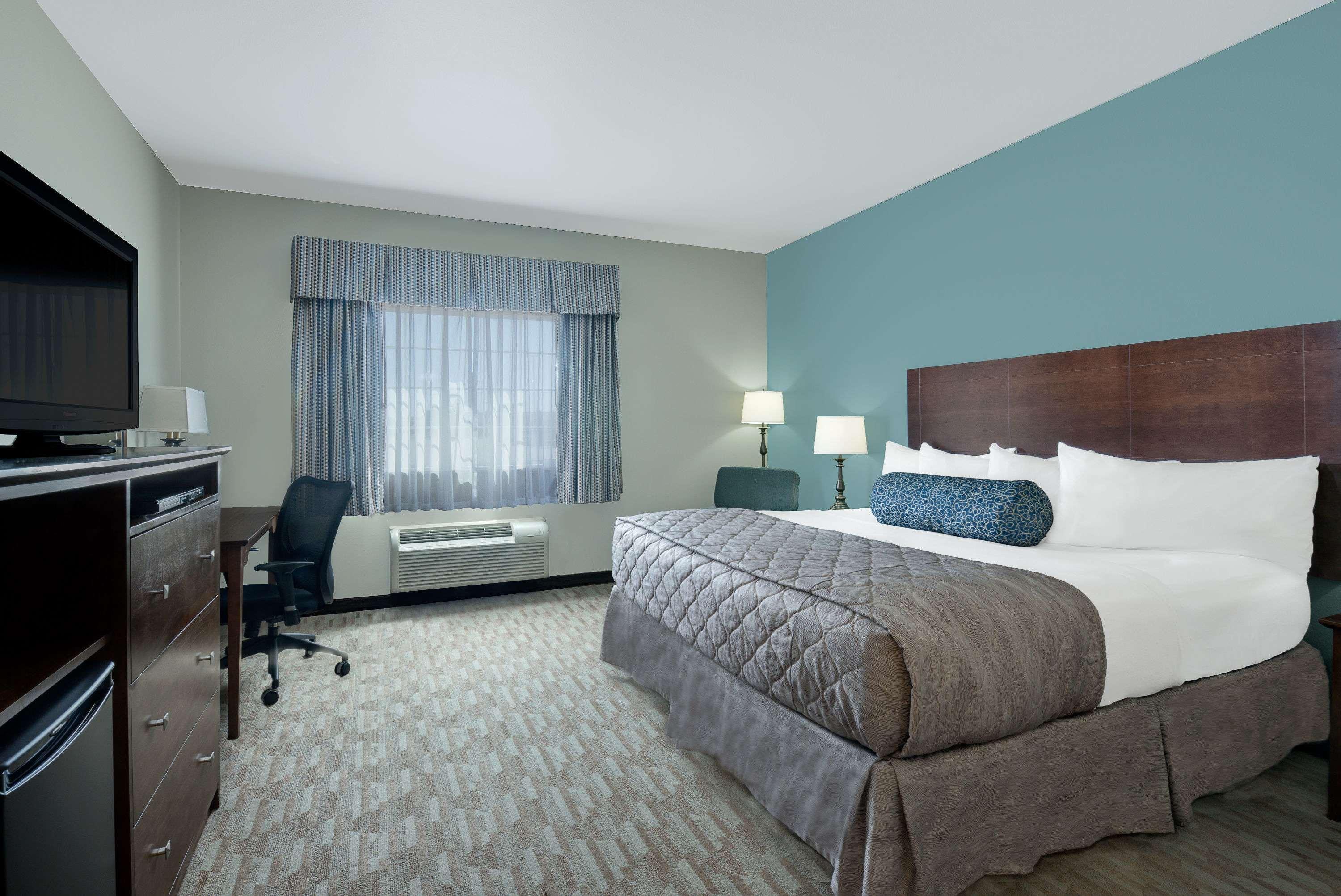 Baymont By Wyndham Minot Hotel Екстериор снимка
