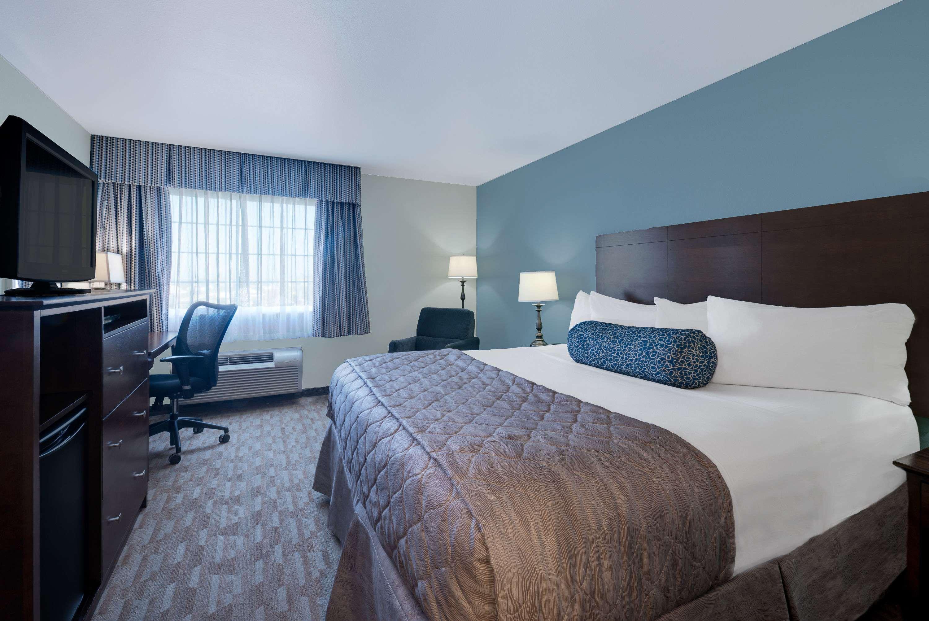 Baymont By Wyndham Minot Hotel Екстериор снимка