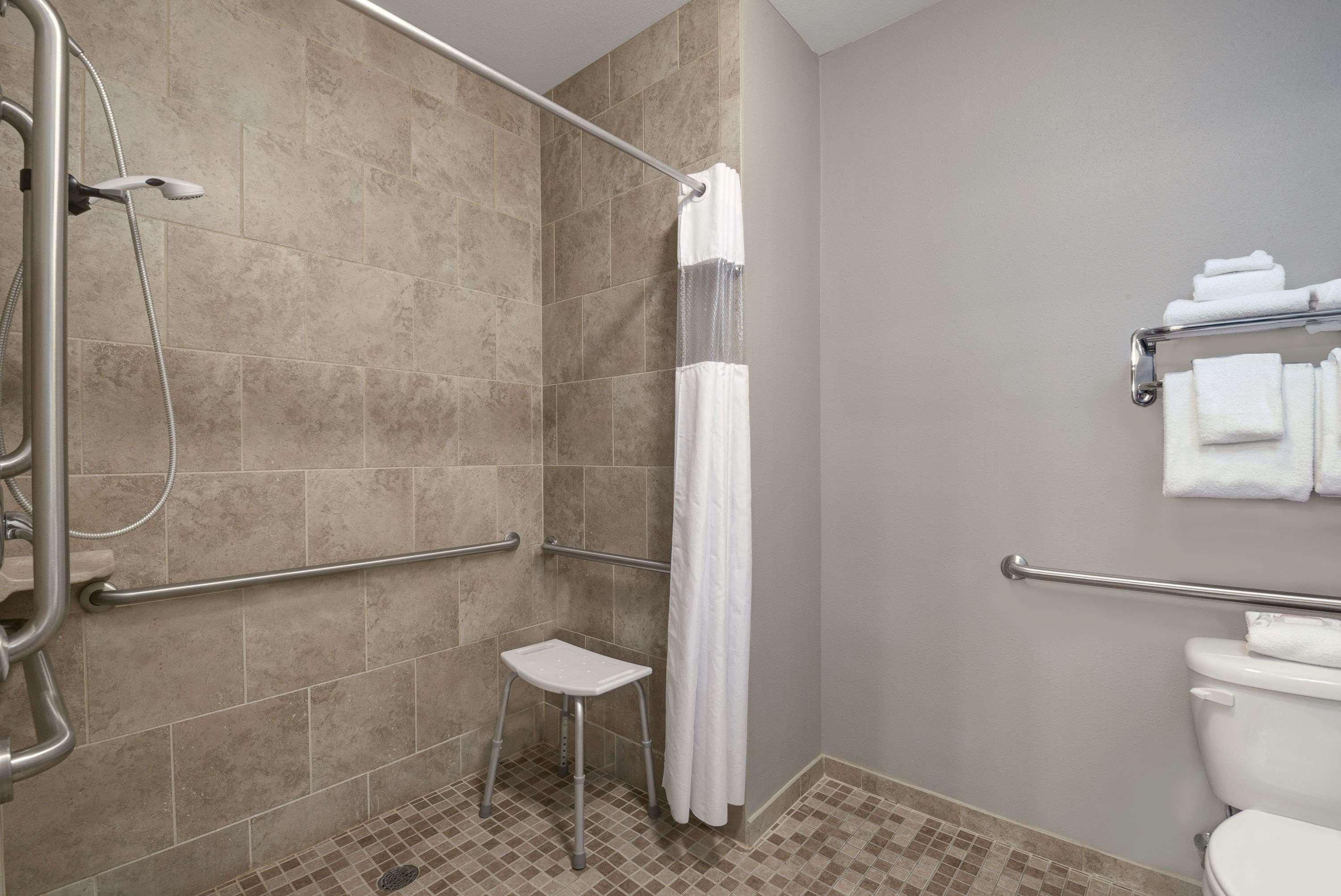 Baymont By Wyndham Minot Hotel Екстериор снимка