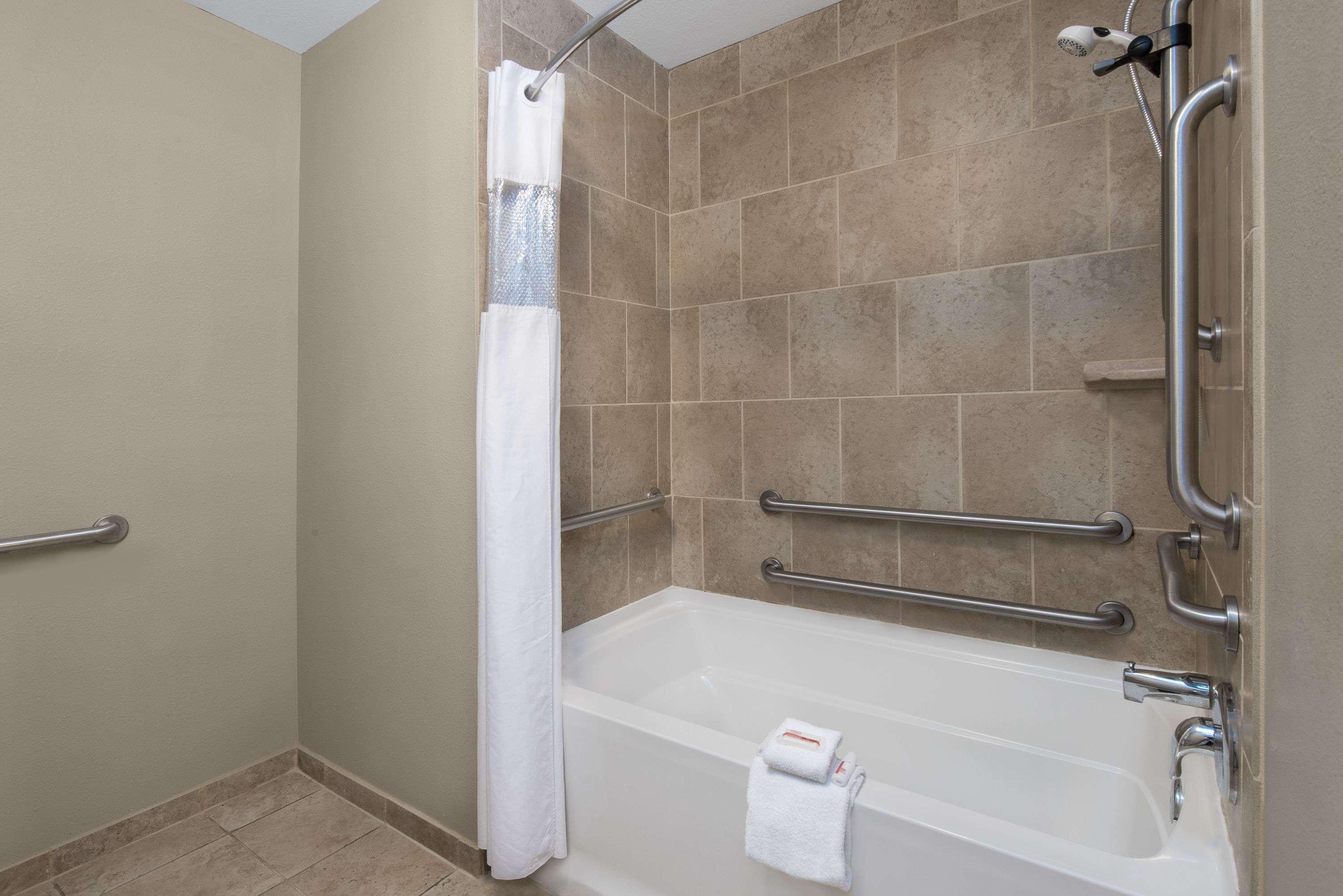 Baymont By Wyndham Minot Hotel Екстериор снимка