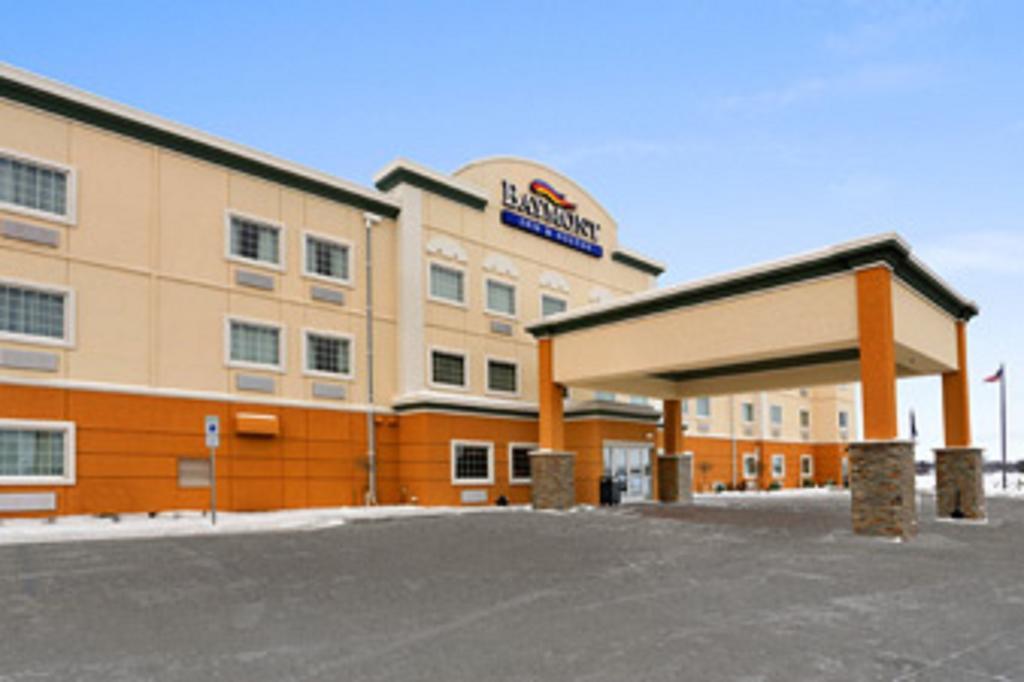 Baymont By Wyndham Minot Hotel Екстериор снимка